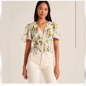 NWT Abercrombie & Fitch Women's Floral Flutter Sleeve Smocked Waist Top, Size M